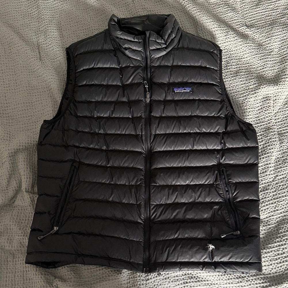 Patagonia Men's black Quilted Vest. Small rip at bottom of vest